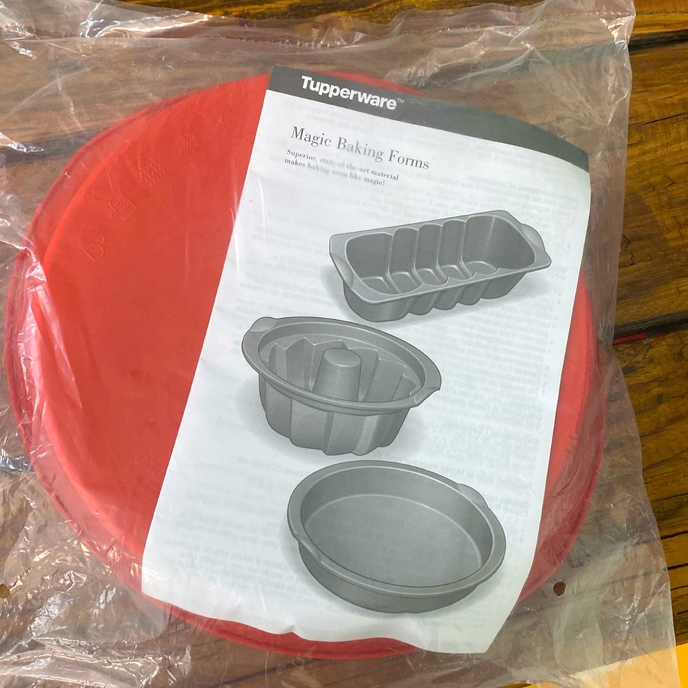 Tupperware 9” Silicone Bakeware - Picture 2 of 3